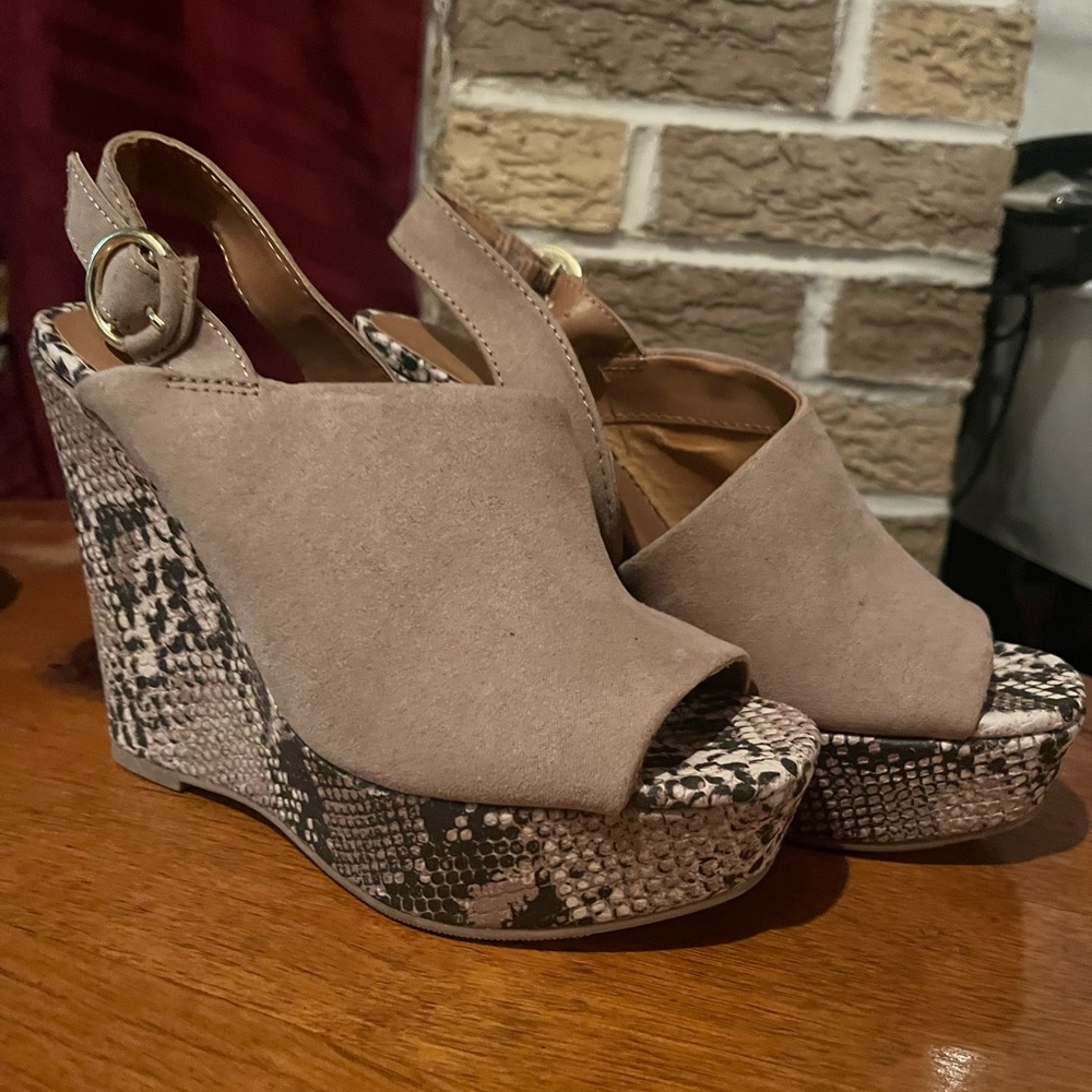 Stylish Tan Wedge Sandals